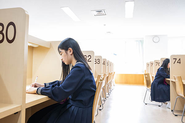 女子聖_JSGラーニングセンターでは、自習利用のほか、希望者には個別指導も行っています
