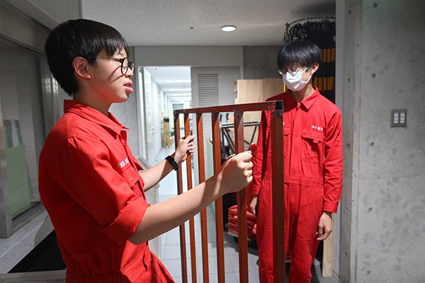 関東学院_事務長から依頼された、小学校のビオトープの柵作りに取り組む生徒