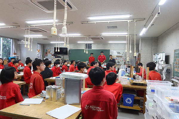 関東学院_程よい緊張感のなか、ミーティングが行われます
