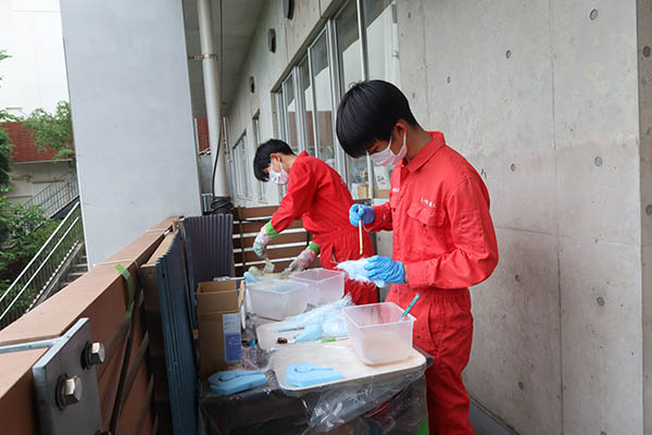 関東学院_技術室の外では、高３生が卒業制作に取り組んでいました