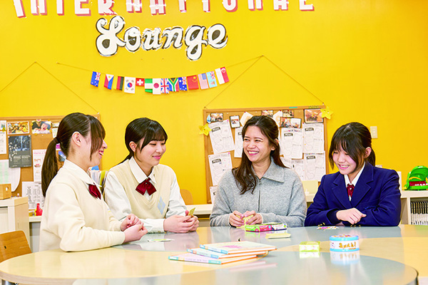 麹町女子_オールイングリッシュが原則の「インターナショナルラウンジ」には、ネイティブの先生が常駐している