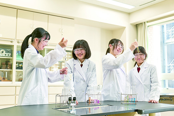 麹町女子_創立者の大築佛郎は「科学の目を開くこと」を謳った。その意思は、今も確かに受け継がれている
