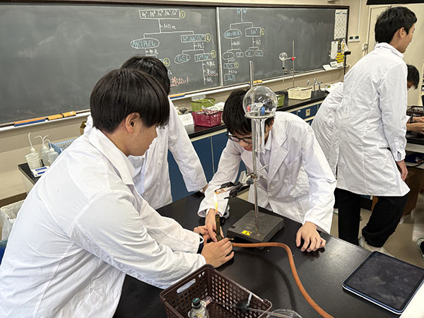 国学院久我山_中2で行う、「気体の製法と性質の確認実験」は生徒たちにも人気です