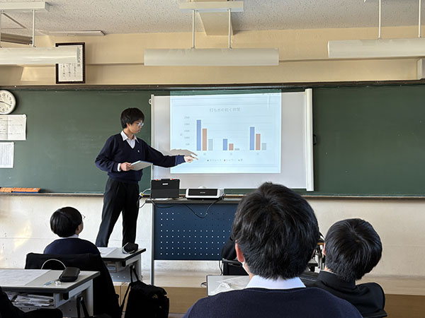 国学院久我山_学んだことをまとめてプレゼンする機会も豊富です。写真は中3の「夏期課題発表会」