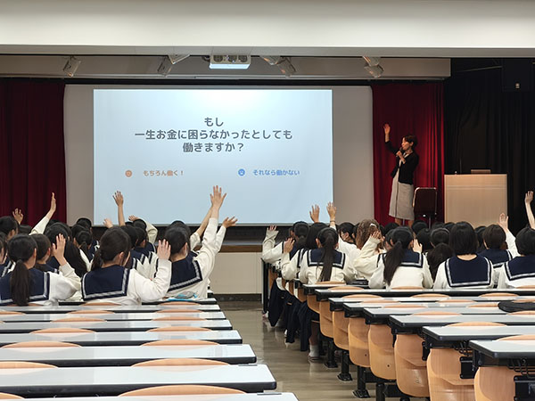 国学院久我山_哲学的な問いも展開される、女子部の「働くということ」講演風景