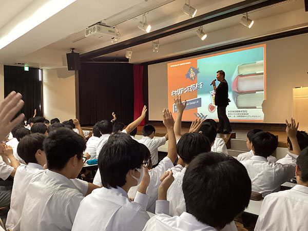 国学院久我山_男子部の「みらい講座」。様々な働く大人が登場します