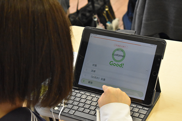 佼成女子_英単語学習アプリの「mikan」を使用し、楽しみながら学んでいます