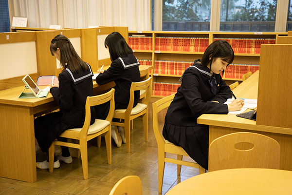 佼成女子_校内予備校でも共に励まし合いながら学び続けています