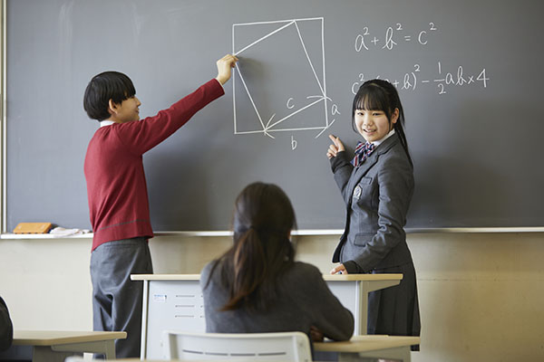 光英VERITAS_数学の楽しさに触れ、奥深さに気づける授業が展開されています