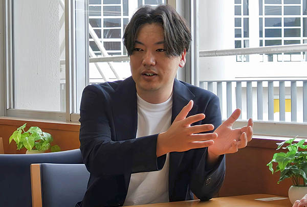 共立女子第二_白亜祭実行委員会をサポートする吉川友悟先生