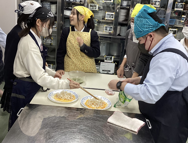 目黒日大_全生徒が部活動への所属を推奨しています。写真は料理部の活動風景