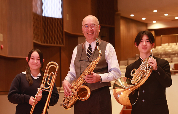 明法_校長の岡田貴之先生（写真中央）