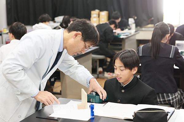明法_理科実験の機会も豊富に設けられています