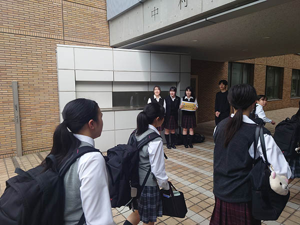 中村_登校時には、学校週番の生徒たちが明るくあいさつしています