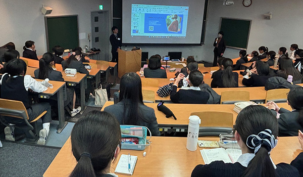 鷗友学園_昨年末に行われたTOEFL®の説明会には約100名が参加