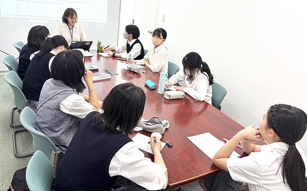 鷗友学園_ハークネステーブルを囲む松原先生と生徒たち