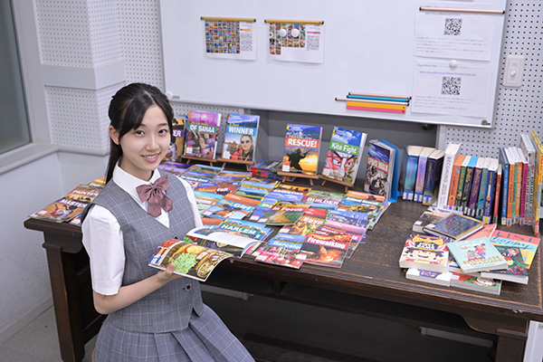 鷗友学園洋書の蔵書数は日本の学校として最大級。このL.L.ライブラリーにはMP音源に対応した本も多く、多読と多聴の場となっている_