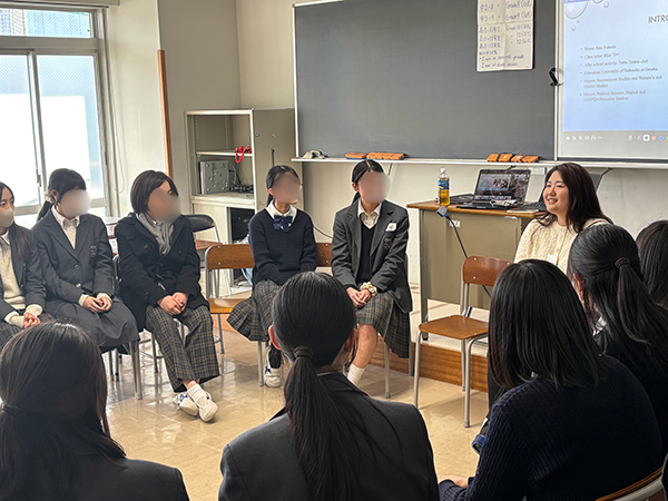 鷗友学園_イングリッシュサロンで、海外大学へ進学した先輩から経験談を聞く生徒たち