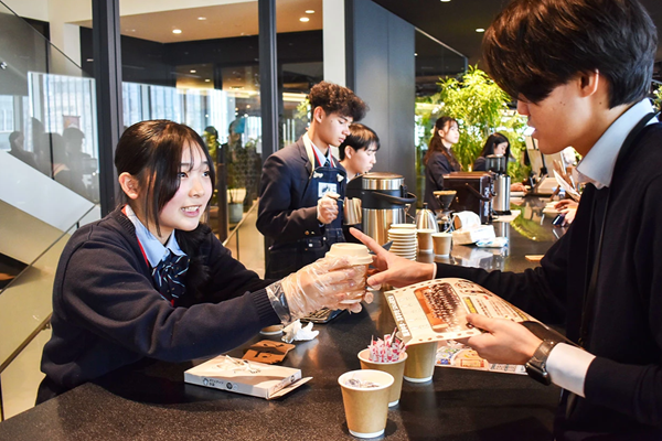 麗澤_フェアトレードコーヒーの出店の様子