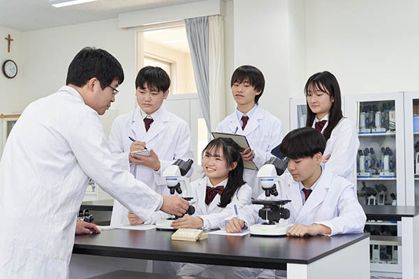 サレジアン国際_本科のゼミナールは興味関心に基づいた8つの分野に分かれ、中2から学年を超えて研究を深めていきます