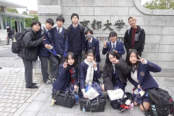 サレジアン世田谷_「関西探究合宿」では、写真の京大のほか、西本願寺なども訪れました