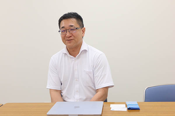 品川女子_教頭補佐の白石賢佑先生