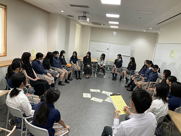 品川女子_「0限」での『てつがくぶ』の様子