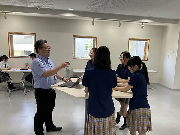 品川女子_0限での「起業体験プログラム取締役話し合い」の様子（職員室前にて）