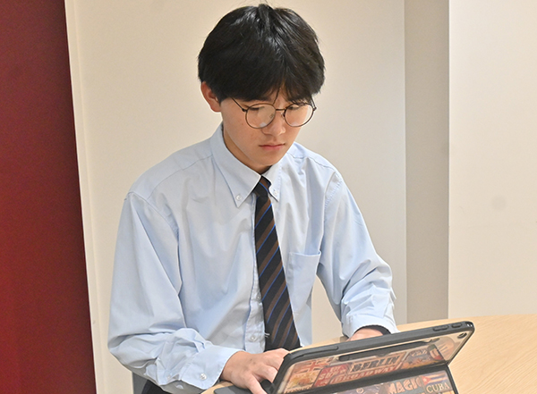 品川翔英_デュアル・ディプロマ・プログラムのオンライン授業を受ける生徒