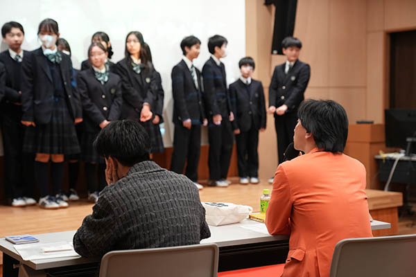 聖徳学園_「聖徳映画祭」で審査員から講評を受ける生徒たち。緊張の瞬間です