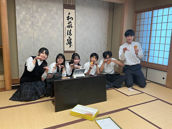 聖徳学園_校内のあちこちで動画制作に勤しむ生徒たちの様子が見られます