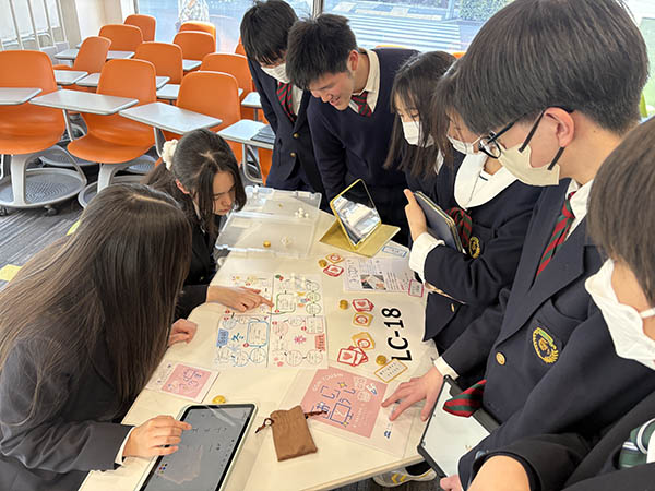 聖徳学園_完成したボードゲームは、「Shotoku STEAM FES」でプレゼンし、来場者とも遊びました