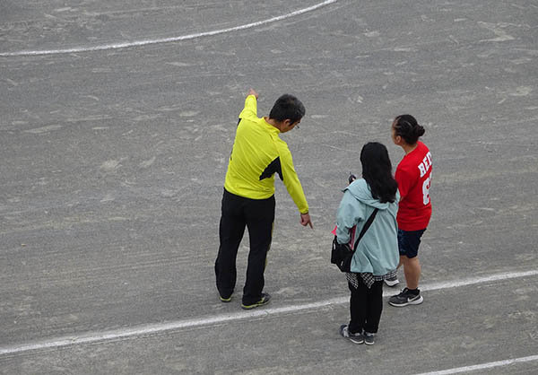 桐朋女子_慎重かつ繊細に行った白線引きの様子