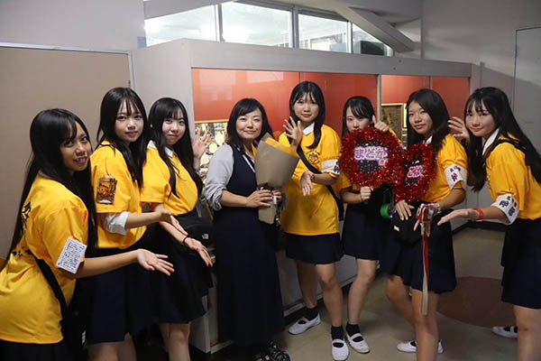 桐朋女子_大活躍する文化祭委員のメンバーたち