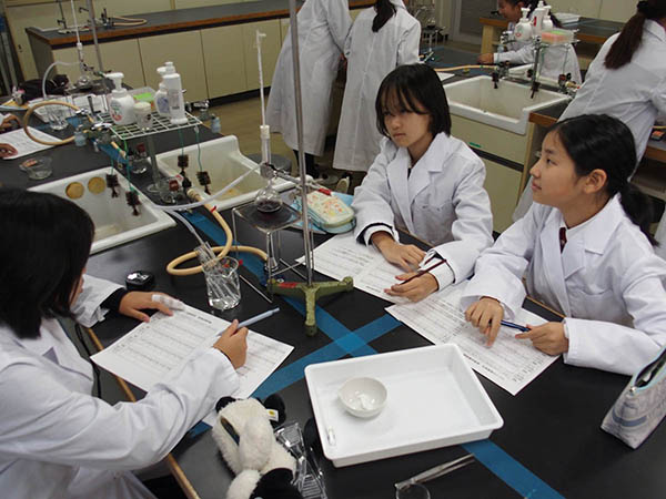 桐朋女子_本物に触れること、体験を重視し、実験や観察が豊富です