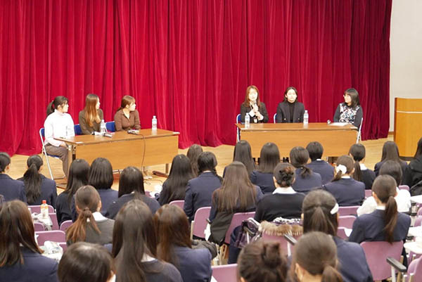 桐朋女子_写真の卒業生講演会など、進路を考える機会が折に触れ設けられています