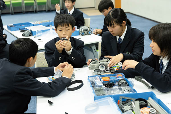 東海大菅生_ロボット作りに取り組む「VEXクラブ」