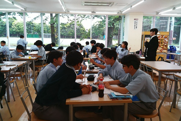 東京電機大_多くの生徒でにぎわう放課後自習室