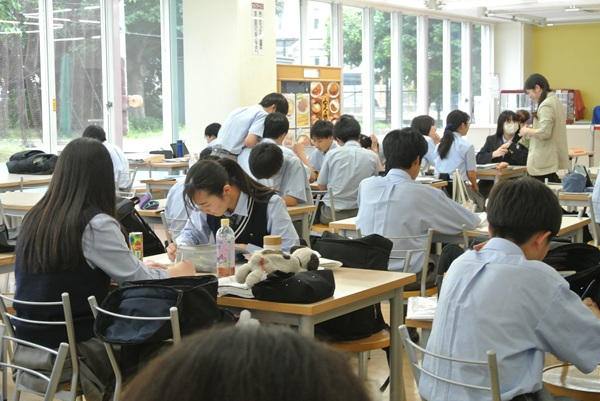 東京電機大_広々とした明るいカフェテリアを自習用に開放