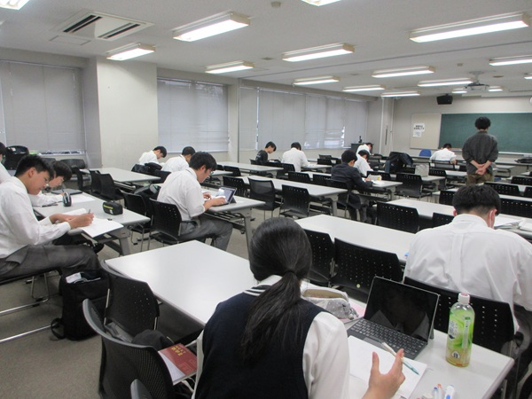 東京電機大_静かに机に向かう自習室は主に高校生が利用