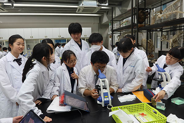 都市大等々力_生物室は、骨格標本や剥製などが並び、進路選択の際、教員になるか博物館に勤めるのか悩んだという、平山先生が作り上げた博物館さながらの空間が広がっています