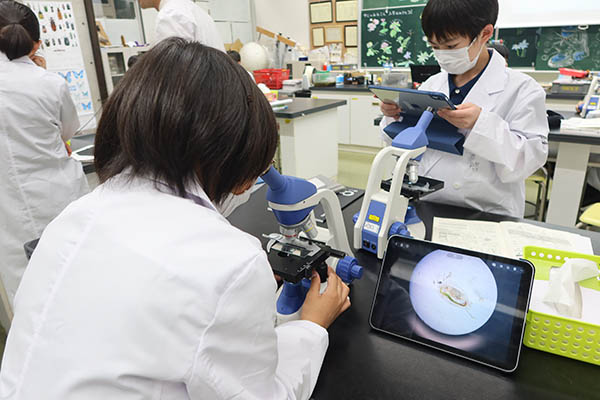 都市大等々力_顕微鏡で見えた微生物をiPadで撮影して「実験ノート」の作成に使います