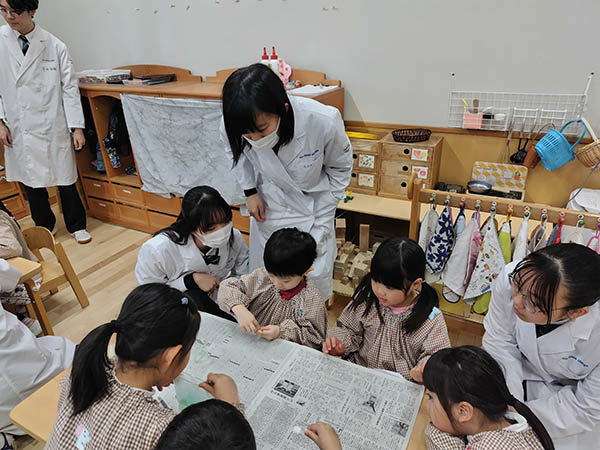 都市大等々力_理科部は東京都市大学二子幼稚園での理科実験教室のお手伝いをすることも。「4～6歳の子どもが理解できるように解説することで、表現力の幅が広がります」