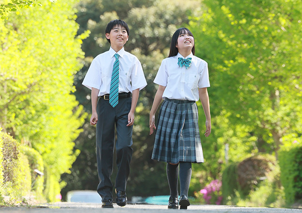 横浜翠陵_生徒たちは緑豊かなキャンパスでのびのびと過ごしています