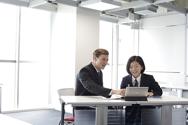 和洋九段_プレゼンや情報収集に活用されるタブレット端末