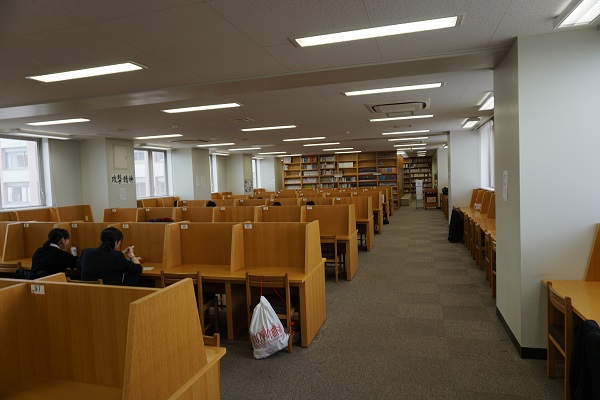 特別自習室では各自に席が割り当てられる