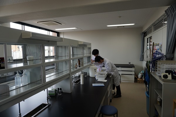 完成したばかりの理科実験室にて