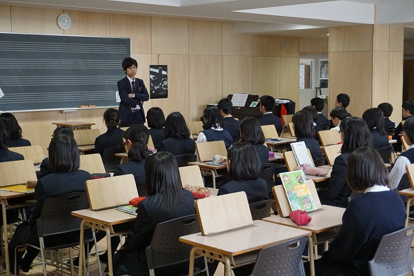 授業前には「黙想」をして精神集中