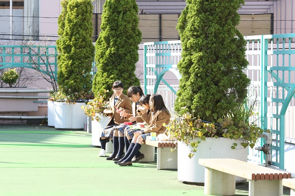 晴れた日はテラスで仲良くお弁当